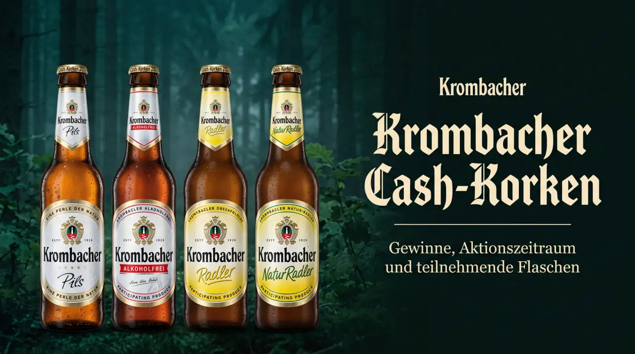 Vier Krombacher-Flaschen mit Cash-Korken-Aufdruck auf den Kronkorken vor Waldkulisse, Titel „Krombacher Cash-Korken“